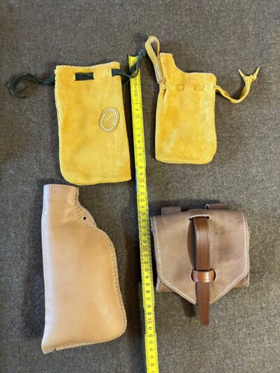 Lederbeutel und Tasche